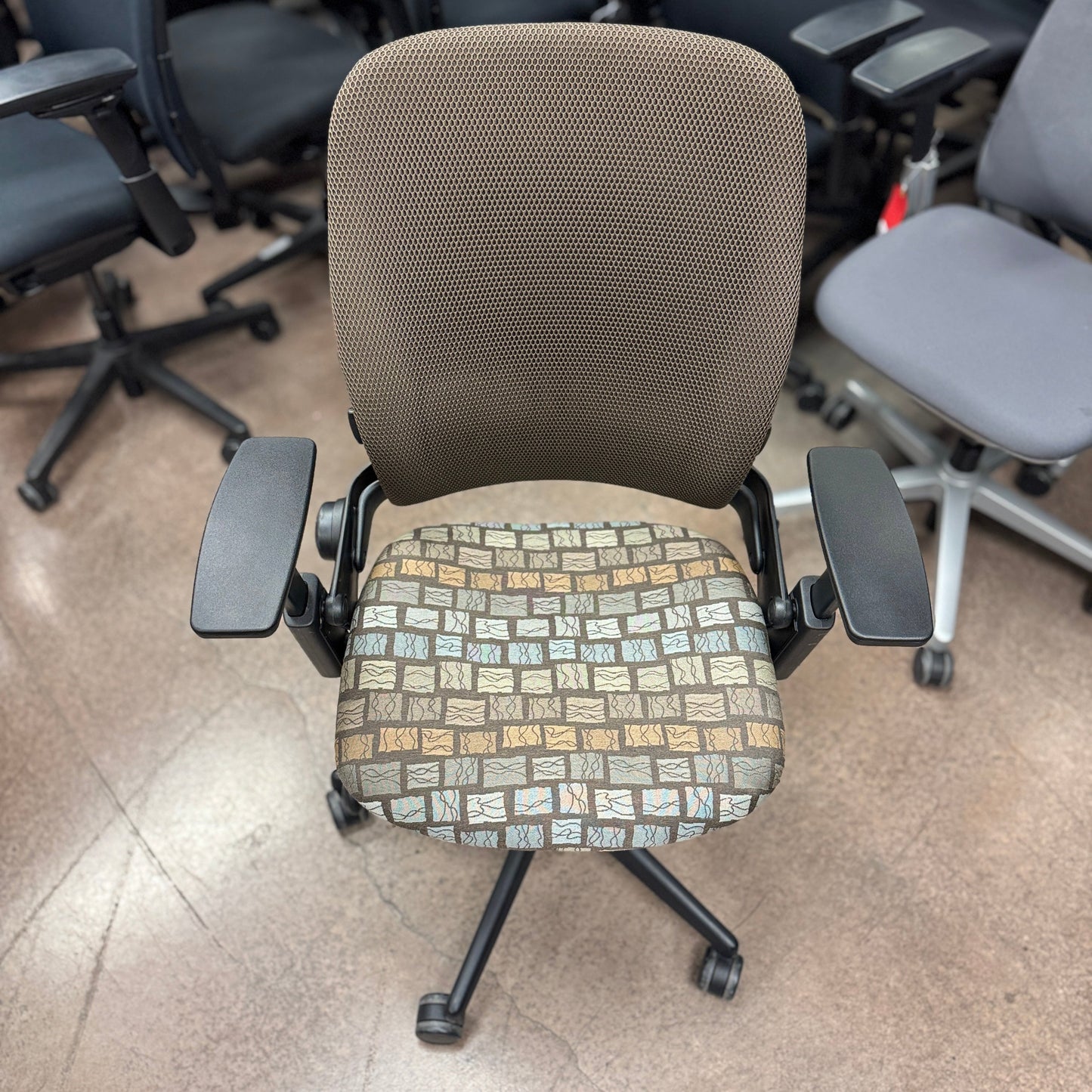 Steelcase Leap V2 Office Chair (Pattern Cloth/3D Knit/Black Frame) - Best Deal Office Las_Vegas