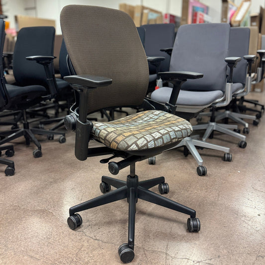 Steelcase Leap V2 Office Chair (Pattern Cloth/3D Knit/Black Frame) - Best Deal Office Las_Vegas