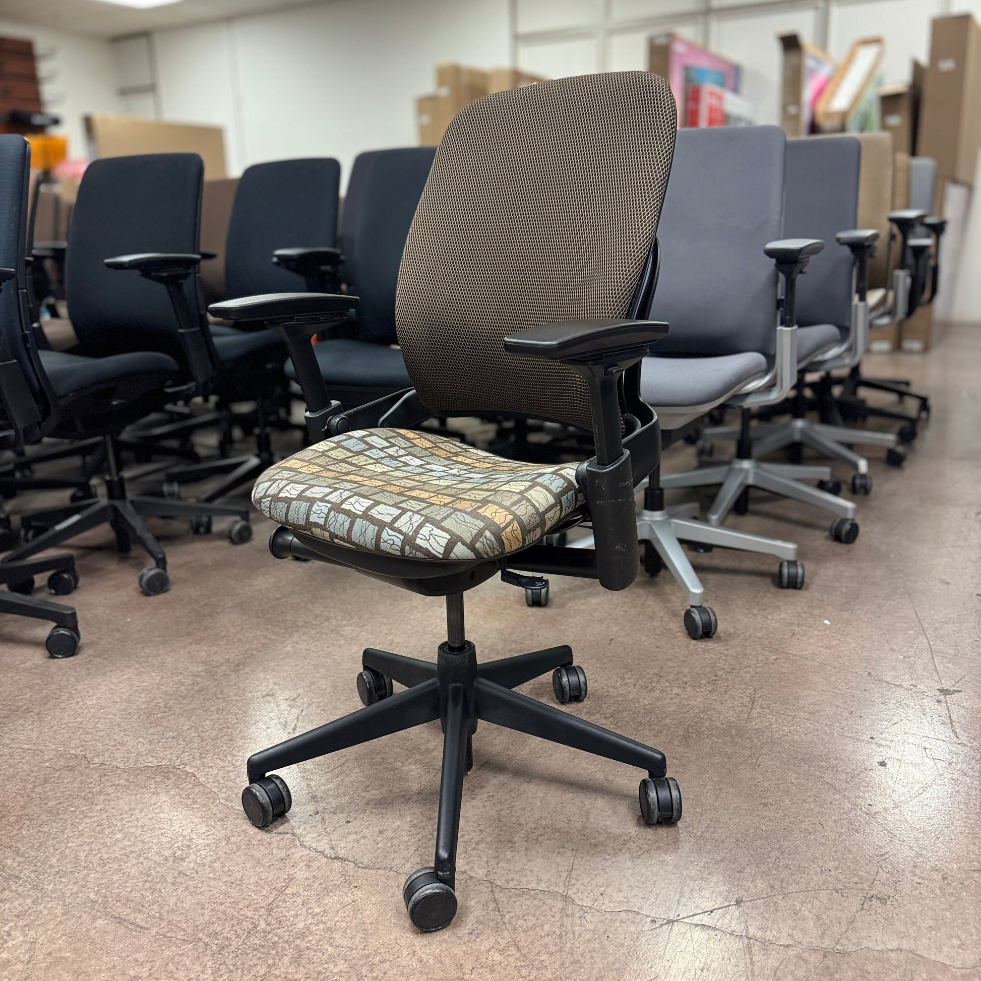 Steelcase Leap V2 Office Chair (Pattern Cloth/3D Knit/Black Frame) - Best Deal Office Las_Vegas